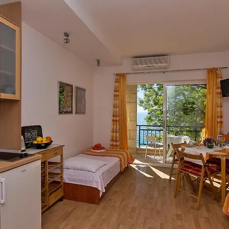Apartments Ela Tucepi Exterior photo